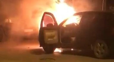 Otomobil alev alev aldı, o hem kaydetti hem de uyarılarda bulundu