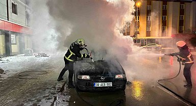 Otomobil alev alev yandı