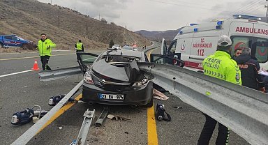 Otomobil bariyerlere ok gibi saplandı: 1 ölü, 1 yaralı