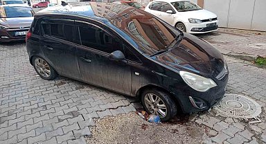 Otomobil çukura daldı, sürücü tepki gösterdi: "Zararım karşılansın"