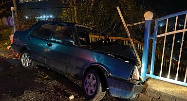 Otomobil demir korkuluklara ok gibi saplandı: 2 yaralı
