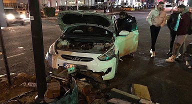 Otomobil direğe çarptı: 1 yaralı