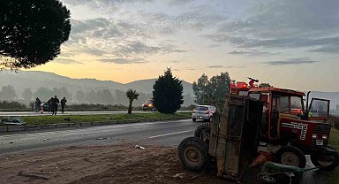 Otomobil kum yüklü traktöre çarptı