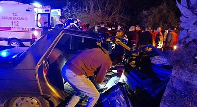 Otomobil palmiye ağacına çarptı: 1 ölü, 2 yaralı