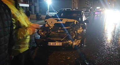 Otomobil şehir içi yolcu otobüsüne çarptı: 3 yaralı