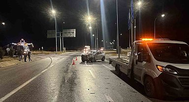 Otomobil sürücüsü sollamak istediği tıra yandan çarpıp ağır yaralandı