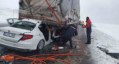 Otomobil tıra arkadan çarptı: 2 ölü, 1 yaralı