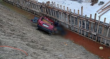 Otomobil, viyadük inşaat temeline uçtu: 3 ölü