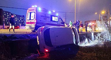 Otomobil yan yattı: 3'ü çocuk 5 kişi yaralandı