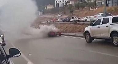 Otomobil yangını kamerada