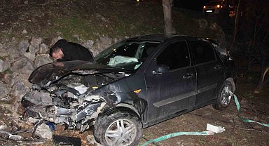 Otomobil yoldan bahçeye düştü, hamile sürücü ölümden döndü