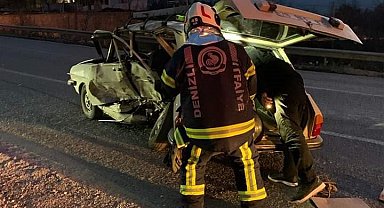 Otomobilde sıkışan iki yaralıyı itfaiye kurtardı