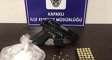 Otomobili bırakıp polisten kaçarken, kıskıvrak yakalandılar