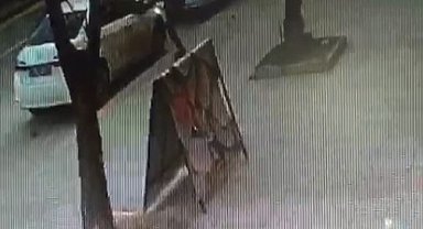 Otomobilin aynasına tekme atarak kıran şahıs güvenlik kamerasına yakalandı