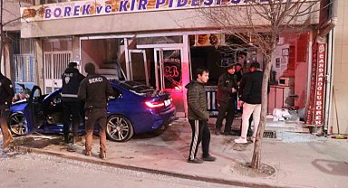 Otomobilin börekçiye daldığı kazada faciadan dönüldü