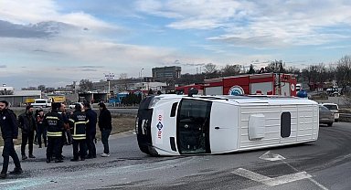 Otomobilin çarptığı servis minibüsü devrildi: 2 yaralı
