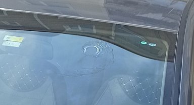 Otomobilin ön camına yorgun mermi düştü