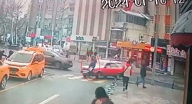 Otomobilin yaya geçidindeki yayaya çarptığı anlar kamerada
