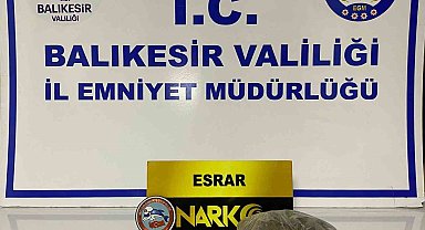 Otomobille polisten kaçan şahıslarda uyuşturucu ve tarihi eser çıktı