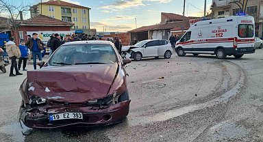 Otomobiller çarpıştı: 3 yaralı