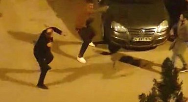 Otomobillerine zarar veren adama kırdığı silecekle meydan dayağı