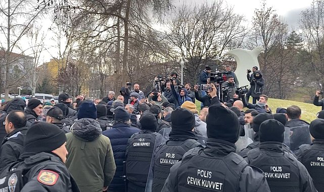 Özel sektörde çalışan öğretmenler, özlük haklarının iyileştirilmesini talep etmek için TBMM'nin Çankaya Kapısına yürüdü