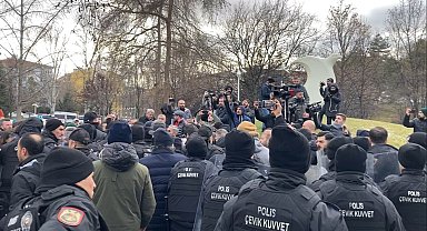 Özel sektörde çalışan öğretmenler, özlük haklarının iyileştirilmesini talep etmek için TBMM'nin Çankaya Kapısına yürüdü