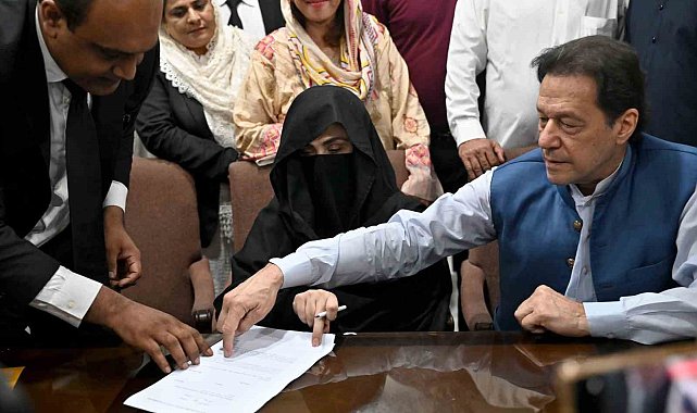 Pakistan'da eski Başbakan Khan ve eşine 14'er yıl hapis cezası