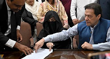 Pakistan'da eski Başbakan Khan ve eşine 14'er yıl hapis cezası