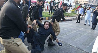 Pakistan'da Imran Khan'ın destekçileri polisle çatıştı: 7 yaralı