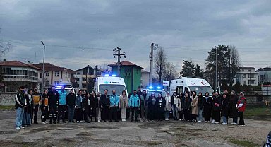 Paramedik öğrencileri, ambulansları inceledi