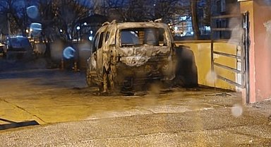 Park halindeki araç küle döndü