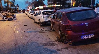 Park halindeki araçlara çarptıktan sonra takla atan otomobilden çıkan sürücü kaçtı