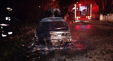 Park halindeki otomobil alev alev yandı