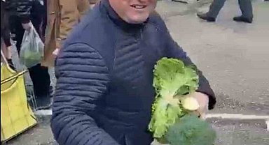 Pazar tezgahını satın aldı, vatandaşlara dağıttı