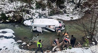 Pazara giden konfeksiyon yüklü minibüs dereye yuvarlandı: 1 yaralı