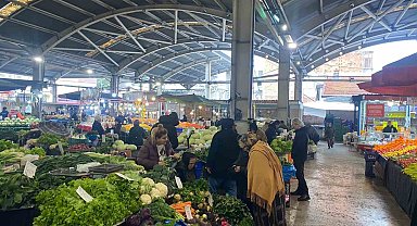 Pazarda fiyatlar düştü, vatandaş yoğun ilgi gösterdi