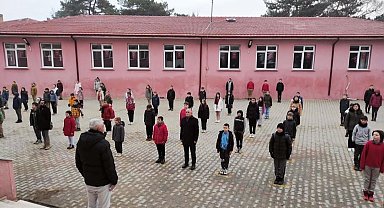 Pehlivanköy'deki okullarda şehitlerimiz için saygı duruşu