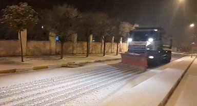 Pendik Belediyesi karla mücadele çalışmalarını kesintisiz sürdürüyor