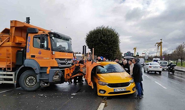 Pendik'te İBB'ye ait kar küreme aracı ticari taksiye çarptı: 3 yaralı