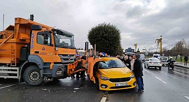 Pendik'te İBB'ye ait kar küreme aracı ticari taksiye çarptı: 3 yaralı