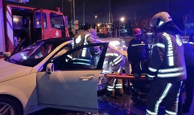 Pendik'te virajı alamayan ehliyetsiz sürücü otomobile çarptı: 1 yaralı