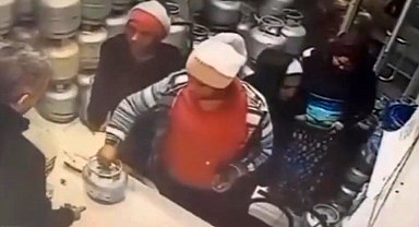 Piknik tüpünü saniyeler içerisinde eteğinin altına sokup böyle çaldı
