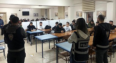 Polis ekipleri üniversite öğrencilerini bilgilendirdi