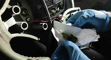 Polis ekiplerinin durdurduğu aracın direksiyonundan uyuşturucu çıktı: 2 tutuklama