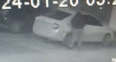 Polis memurunun aracına zarar verip not bıraktı