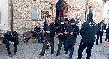 Polis namaz sonrası broşür dağıttı