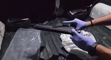Polis silahı kapı döşemesinden çıkarttı