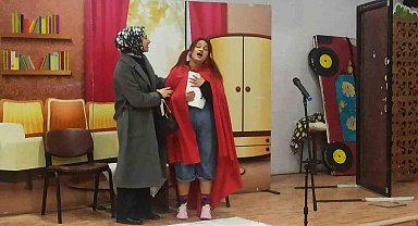 Polis tiyatrosu çocuklar için sahne aldı