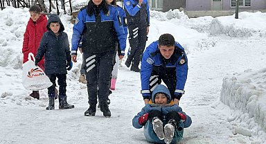 Polisler çocuklarla karda kaydı, kar topu ve futbol oynadı
